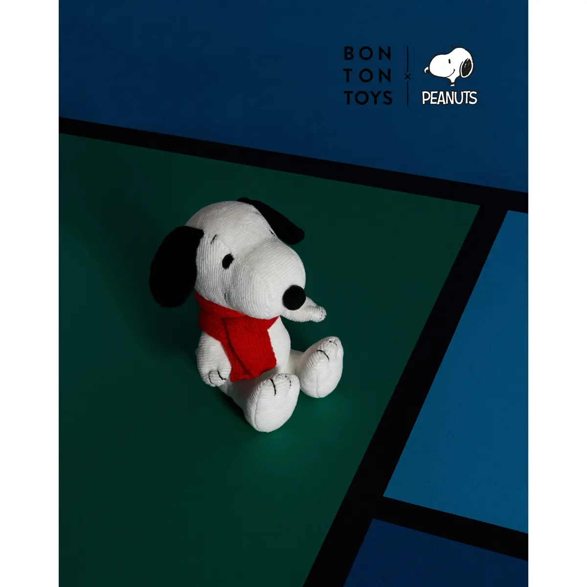 Snoopy Sitting With Scarf 17Cm 1