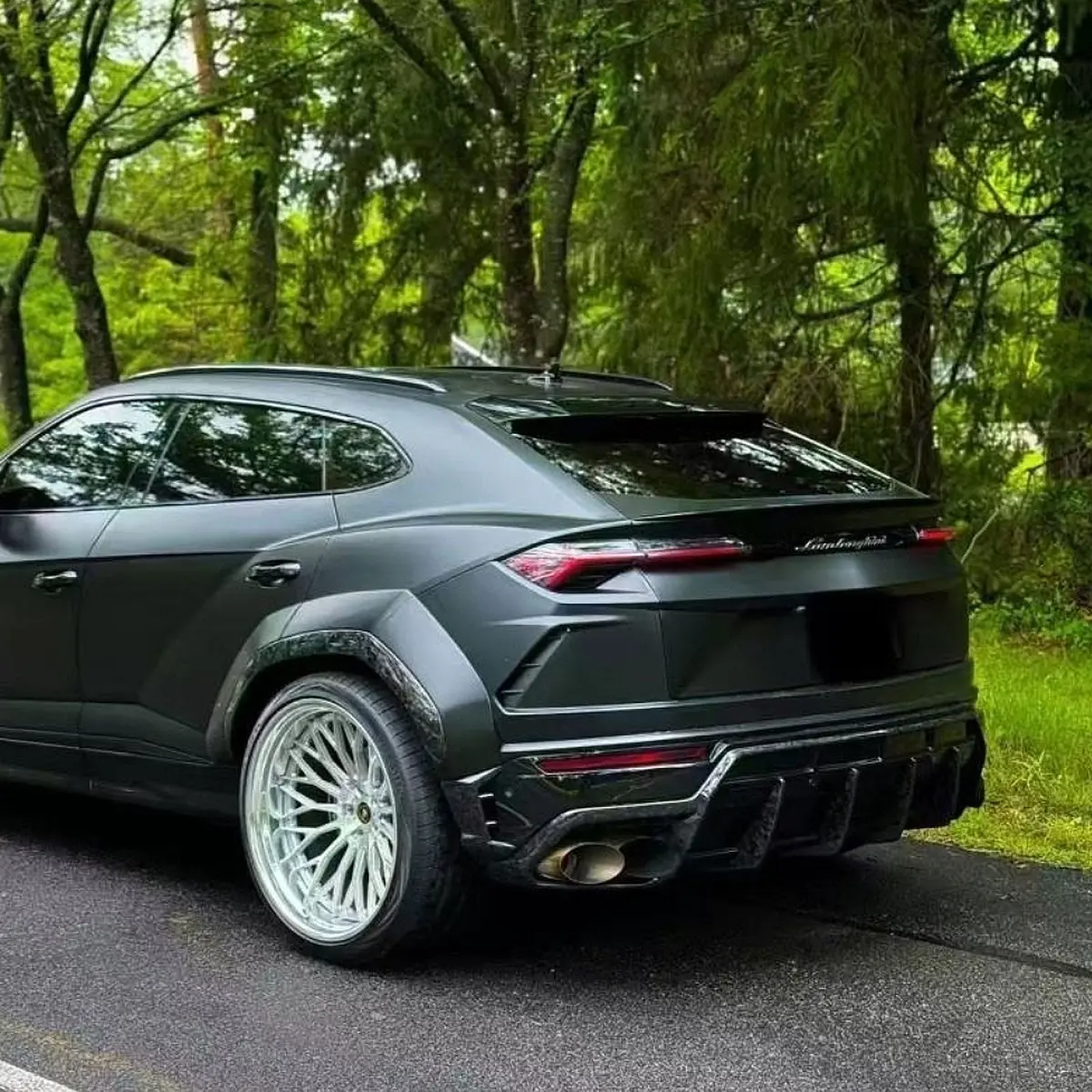 1016 Style Forged Carbon Fiber Rear Diffuser For Lamborghini Urus 1