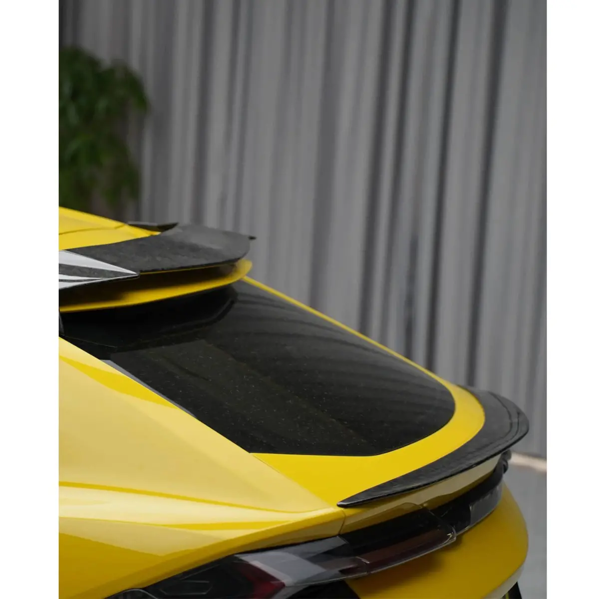 Dry Carbon Fiber Rear Spoiler For Lamborghini Urus 1