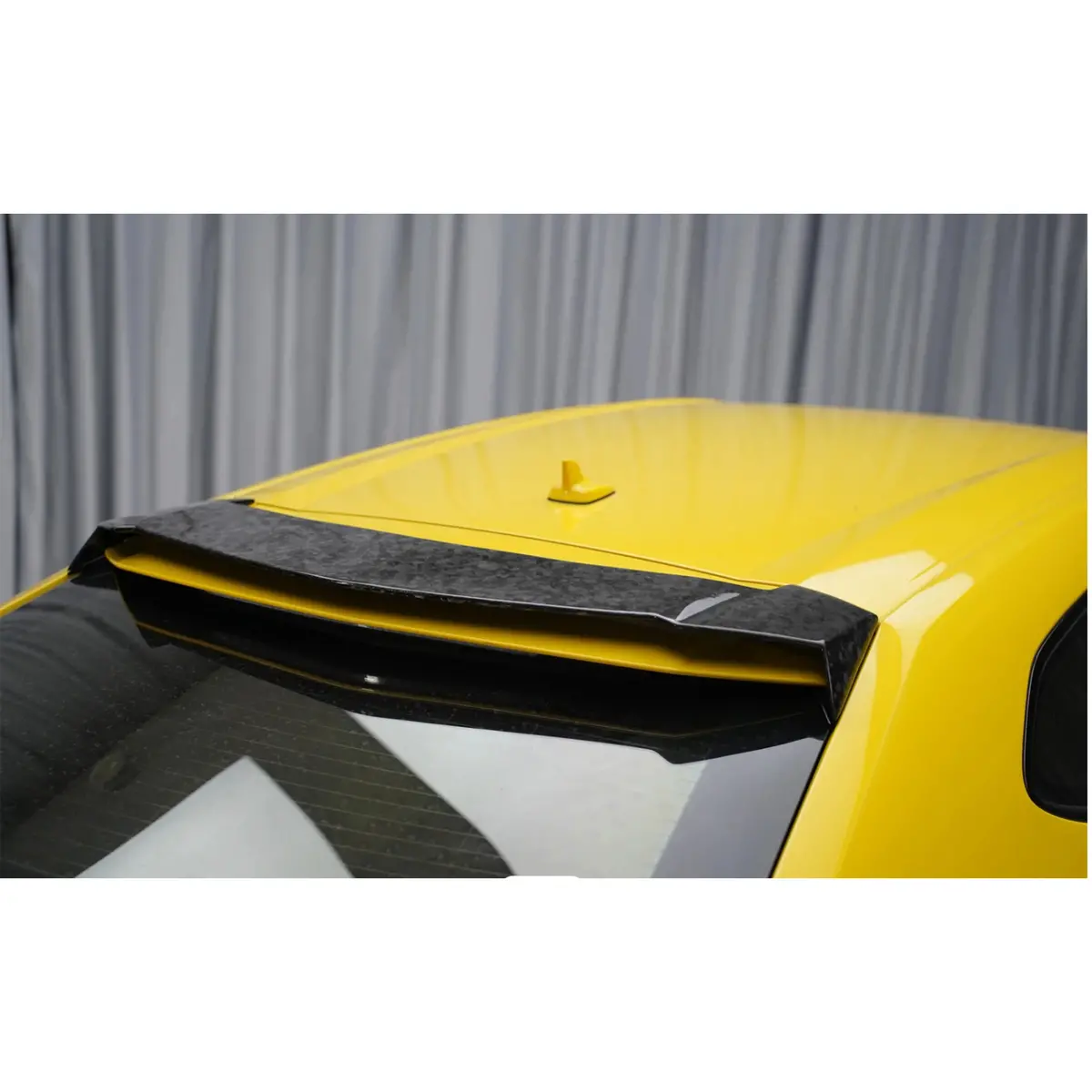 Dry Carbon Fiber Rear Roof Spoiler For Lamborghini Urus 1